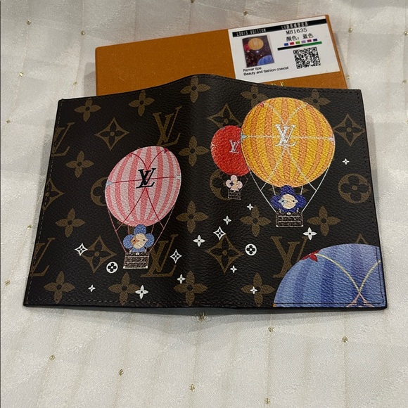 PASSPORT WALLET - Picture 2 of 3